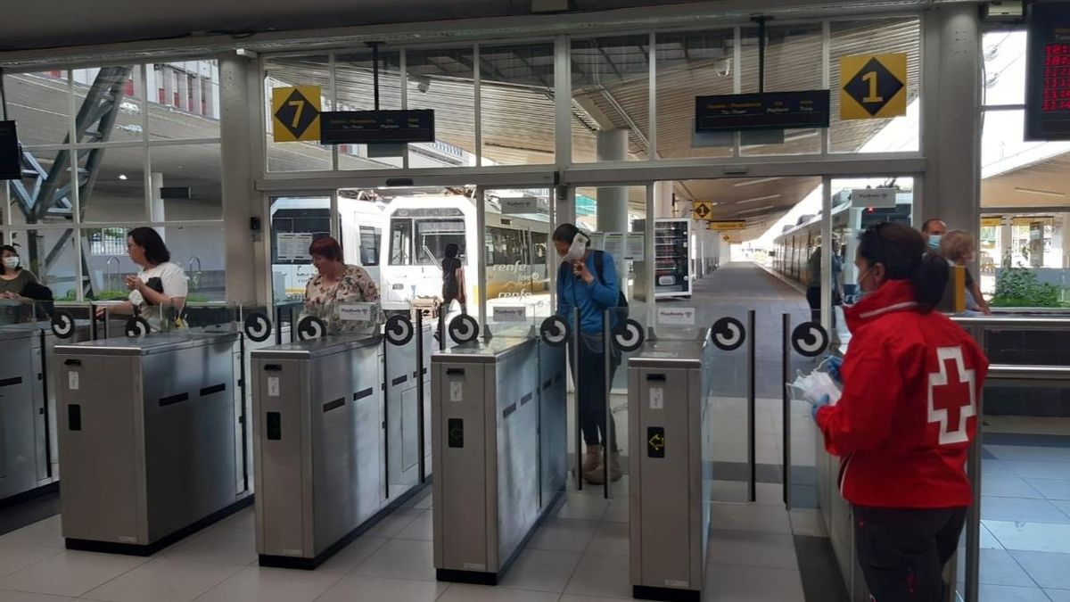 Reparto de mascarillas en la estación de tren de Santander.