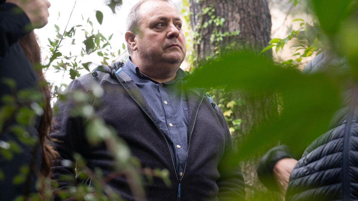 Valentín, en medio de la maleza que rodea el orfanato en el que se crio