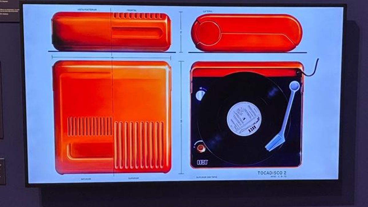 Prototipo de tocadiscos en la exposición 'Cómo diseñar una revolución: La vía chilena al diseño', que ', que tiene lugar en el Disseny Hub Barcelona