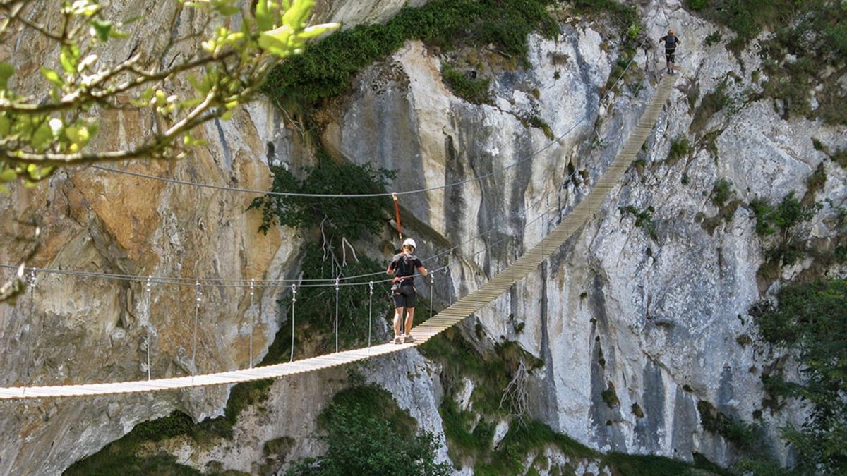 Con una caída de más de 100 metros al vacío, fue considerado el puente colgante más largo de España