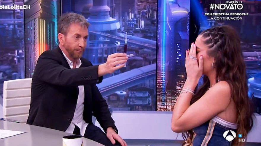 Críticas a Pablo Motos por enseñar una jeringuilla a Lola Lolita: "Me pongo floja, no es broma"