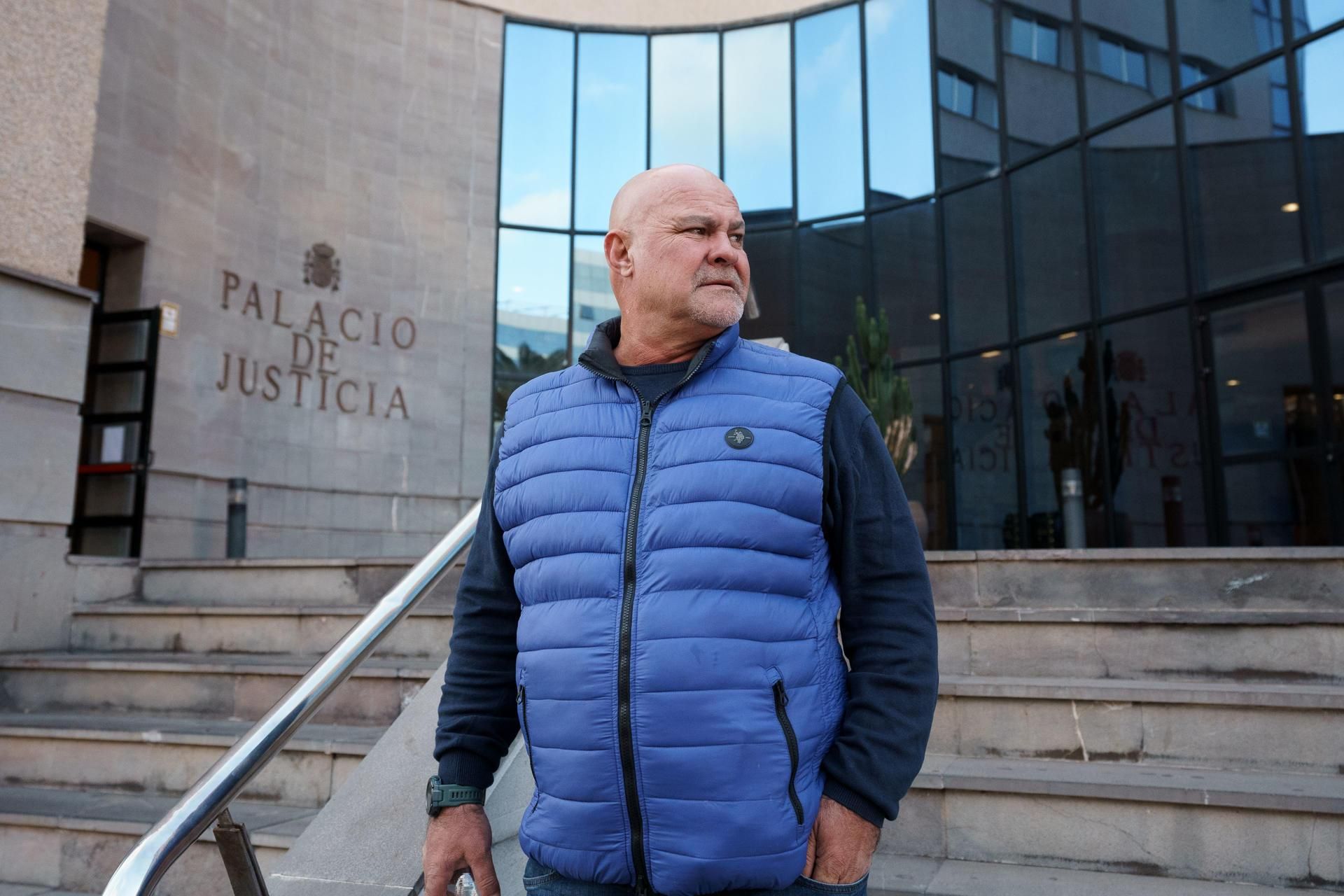 El intermediario Marcos Antonio Navarro Tacoronte abandona el Palacio de Justicia de Santa Cruz de Tenerife tras su comparecencia ante la jueza que ha concluido la instrucción de una de las piezas del caso Mediador, en la que se aprecia delitos de cohecho, estafa y revelación de secretos. 