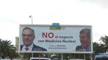 Una valla publicitaria cerca del Hospital Insular reclama acabar con "el negocio de la medicina nuclear"