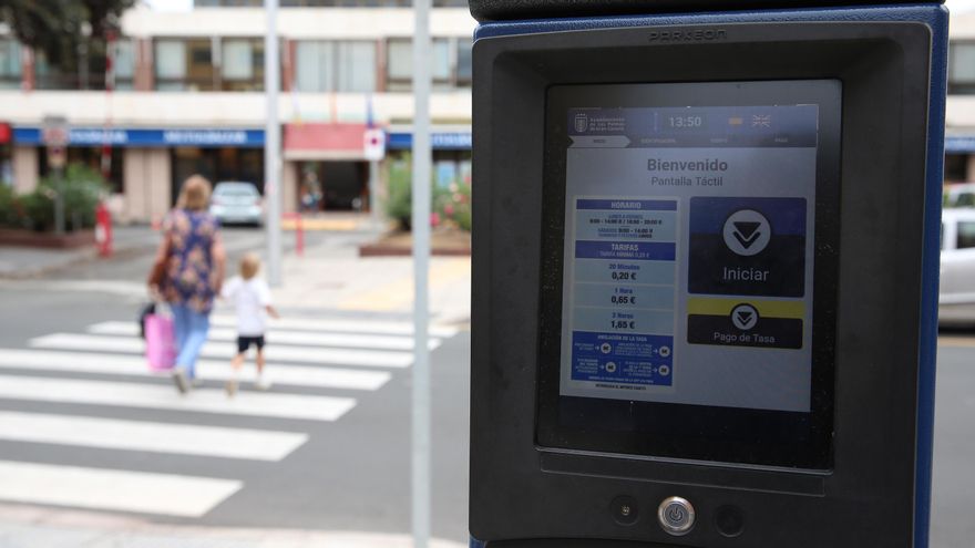 Las Palmas de Gran Canaria 'multa' en zona azul con una fórmula invalidada: una vecina recupera 1.500 euros