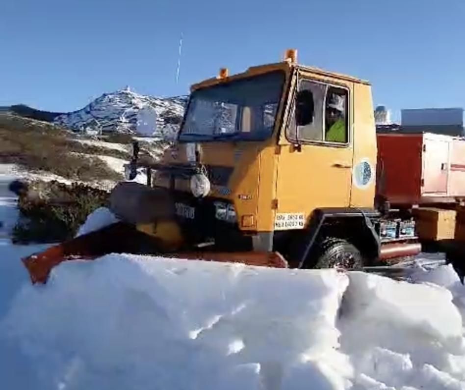 Camión quitanieves del IAC, este miércoles, despejando una de las vías del Observatorio del Roque de Los Muchachos.