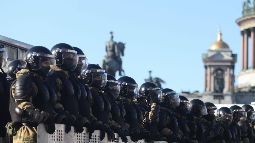 Policías antidisturbios desplegados frente a una manifestación contra la guerra en San Petersburgo, Rusia