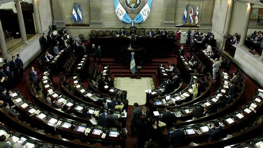 En la imagen un registro del hemiciclo del Congreso de Guatemala, en donde avanzó este jueves la aprobación de dos declaratorias de "Estado de sitio" en más de 20 municipios del país.