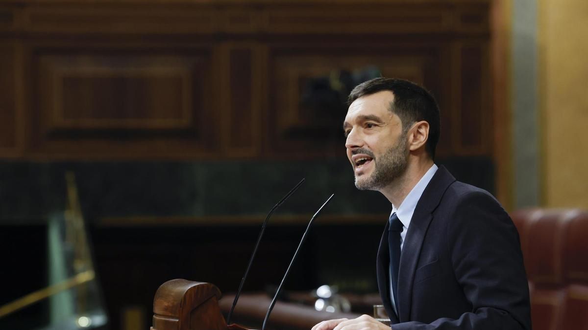 Bustinduy: “Pueden gritar muy alto 'España' o 'Catalunya', pero van a votar contra su pueblo para ondear la bandera del rentismo”