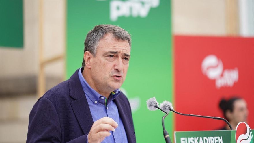 El cabeza de lista del PNV al Congreso por Bizkaia, Aitor Esteban, durante un acto de campaña de EAJ-PNV