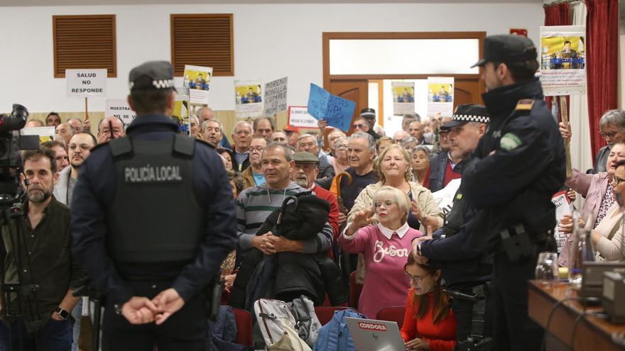 Suspendido hasta el lunes el Pleno por las protestas de vecinos e interinos
