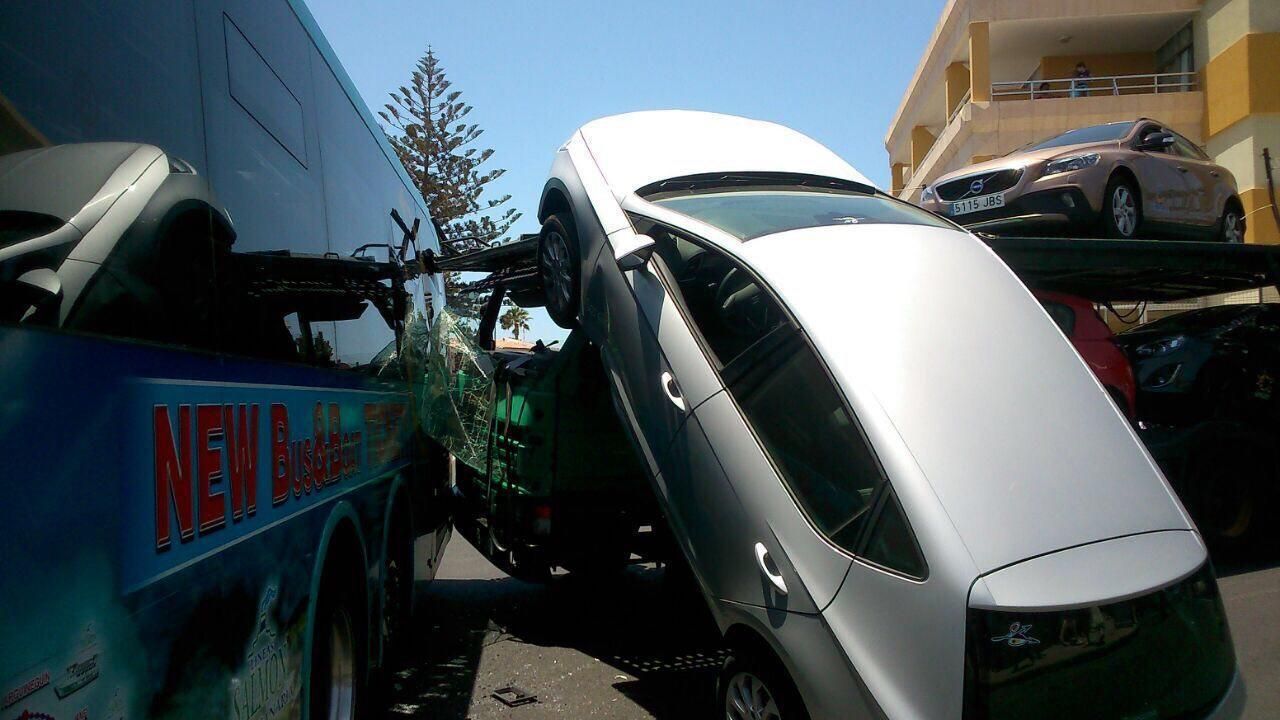 Choque entre un portacoches y una guagua en Playa del Inglés. (CANARIAS AHORA)