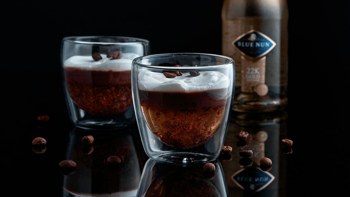 Esta es la diferencia entre el licor de café y la crema de café que tomamos después del postre