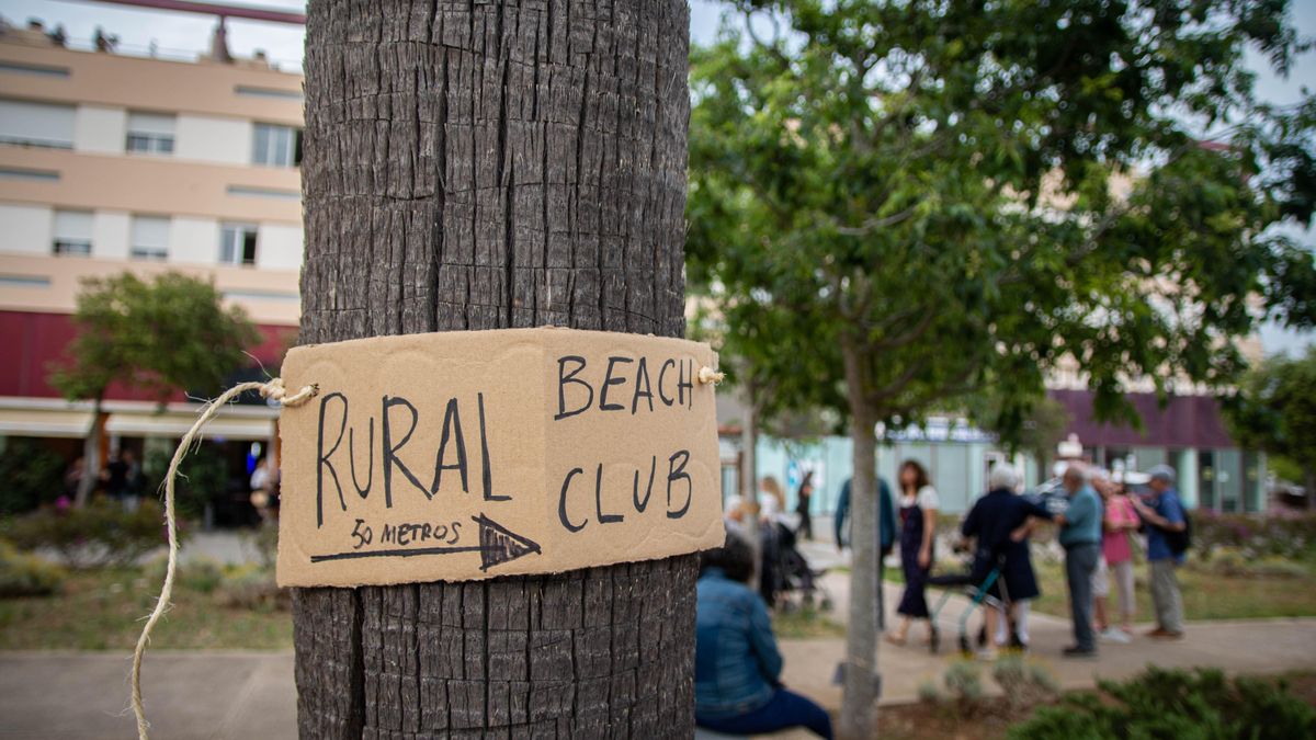 Anuncio de un 'beach club' colgado de un árbol en Menorca