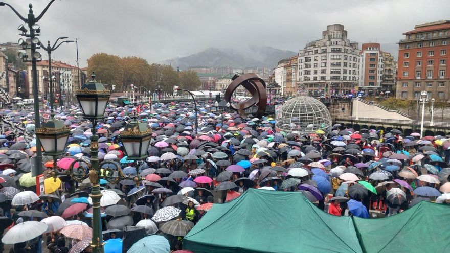 "Histórica" huelga feminista vasca: miles de voces bajo la lluvia y hasta 40% de seguimiento en Educación