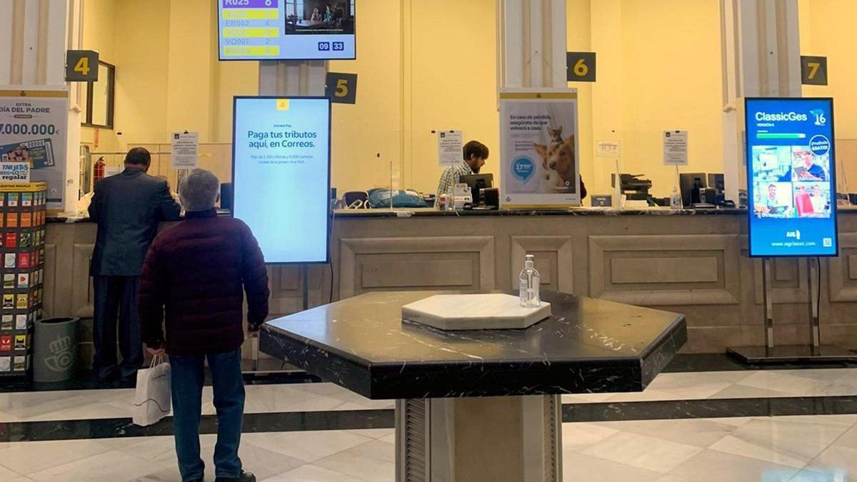 Avisan del colapso de Correos, mientras que la empresa lo niega y garantiza "la calidad" del servicio
