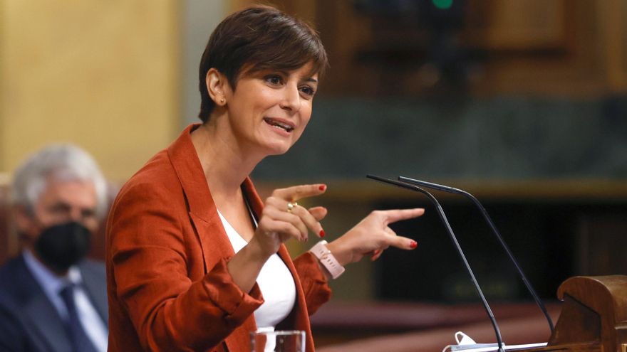 La ministra de Política Territorial y portavoz del Gobierno, Isabel Rodríguez , interviene en el pleno celebrado este miércoles en el Congreso. EFE/Juan Carlos Hidalgo