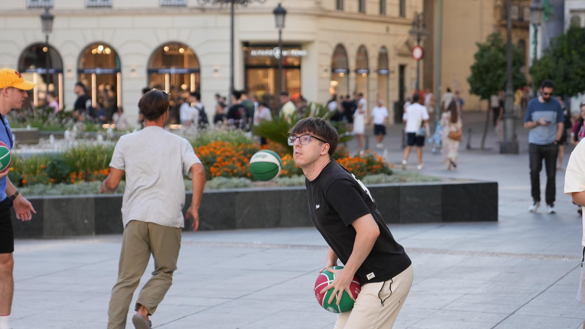 El Cajasol Coto Córdoba CB lleva el baloncesto a la Plaza de las Tendillas