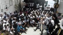 La tripulación del Aquarius explica la situación a los migrantes rescatados. Foto: Karpos / Sos Mediterranée