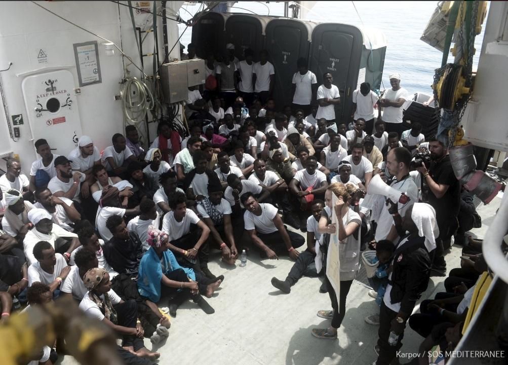 La tripulación del Aquarius explica la situación a los migrantes rescatados. Foto: Karpos / Sos Mediterranée