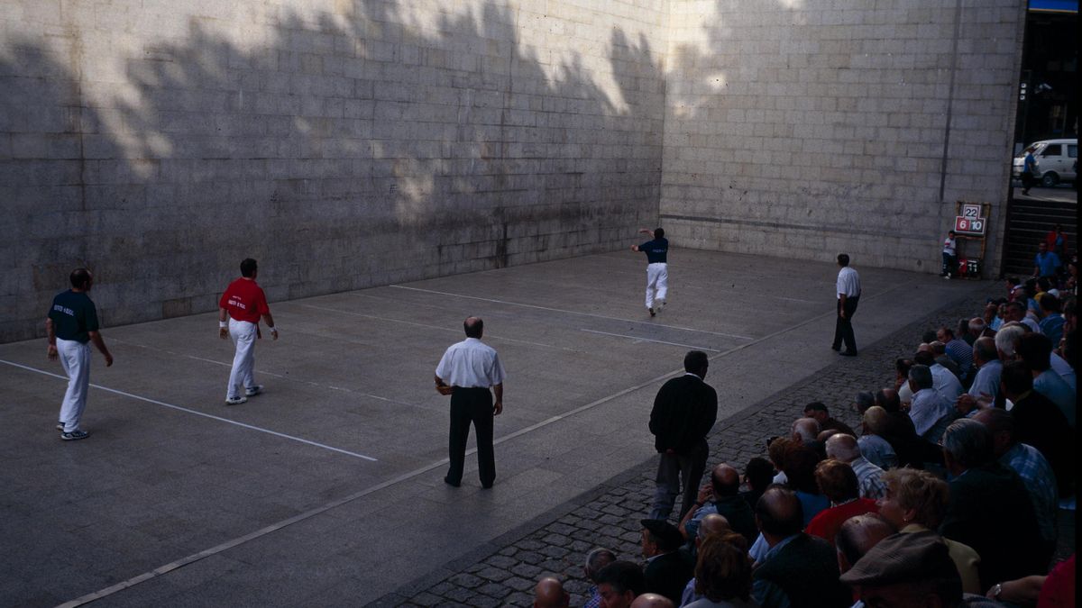 El frontón, parte de la plaza, durante un partido de pelota en 1998
