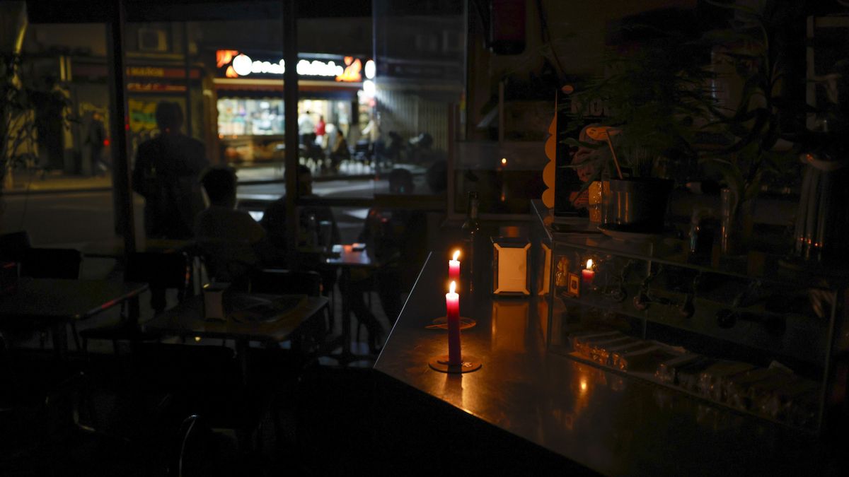 Algunos establecimientos con luz y otros sin ella, tras el apagón eléctrico que ha afectado a España.