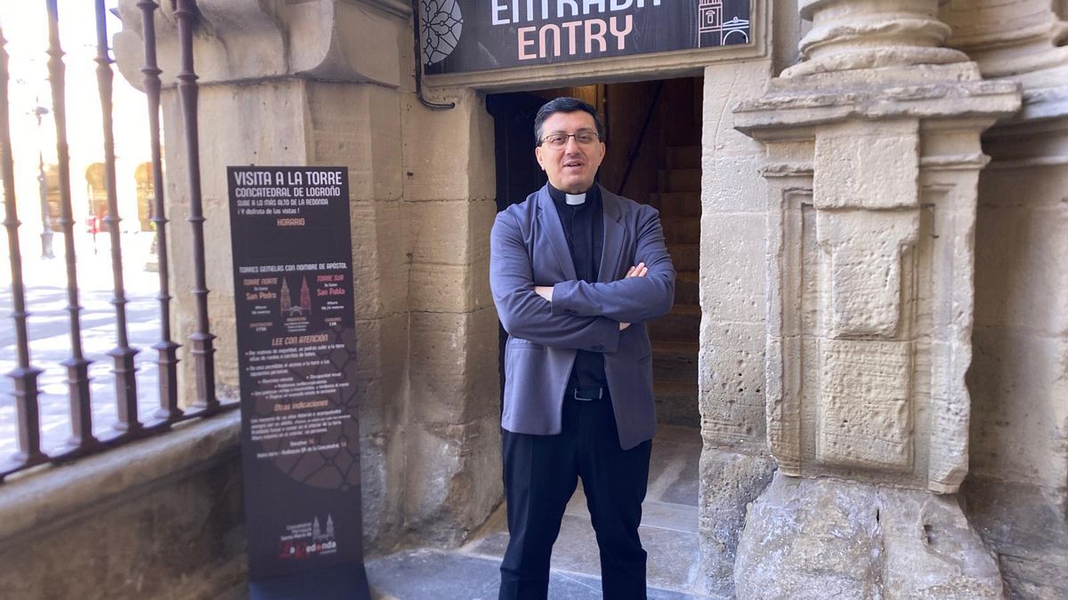 El deán de La Redonda en la puerta de subida a la torre