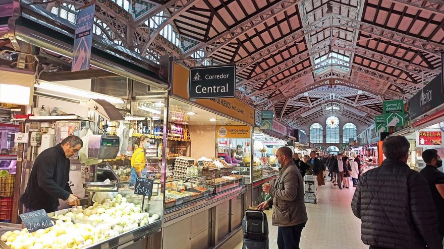 El Mercat Central de València el primer día sin la obligación de portar mascarilla en interiores.
