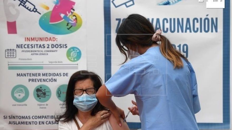 Una mujer recibe una dosis de la vacuna contra la covid en Avilés (Asturias). EFE/ELOY ALONSO