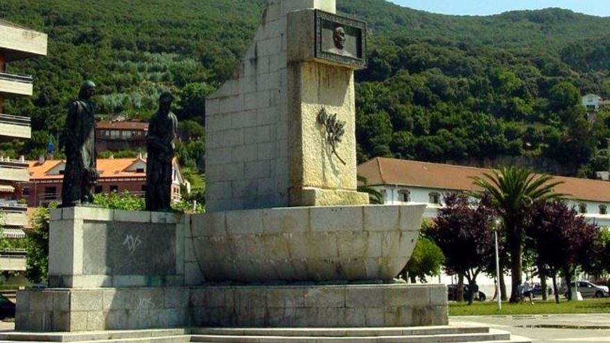 El PSOE de Santoña propone mantener el monumento al franquista Carrero Blanco retirando los elementos con simbología antidemocrática
