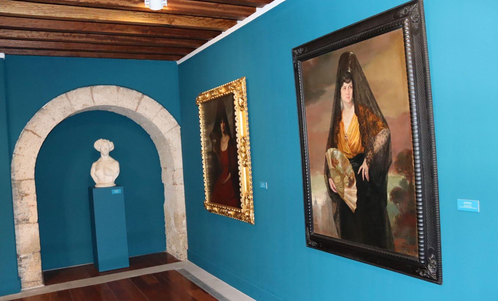 Tres de las 17 piezas que se exhiben en  la muestra Mujeres de otra época