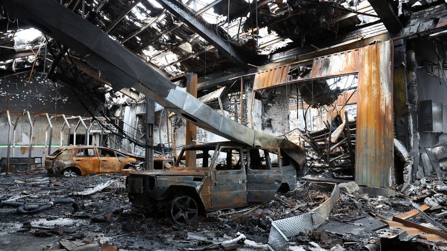 Restos de un taller mecánico en el centro de Teherán, tras los ataques de la madrugada de este sábado.