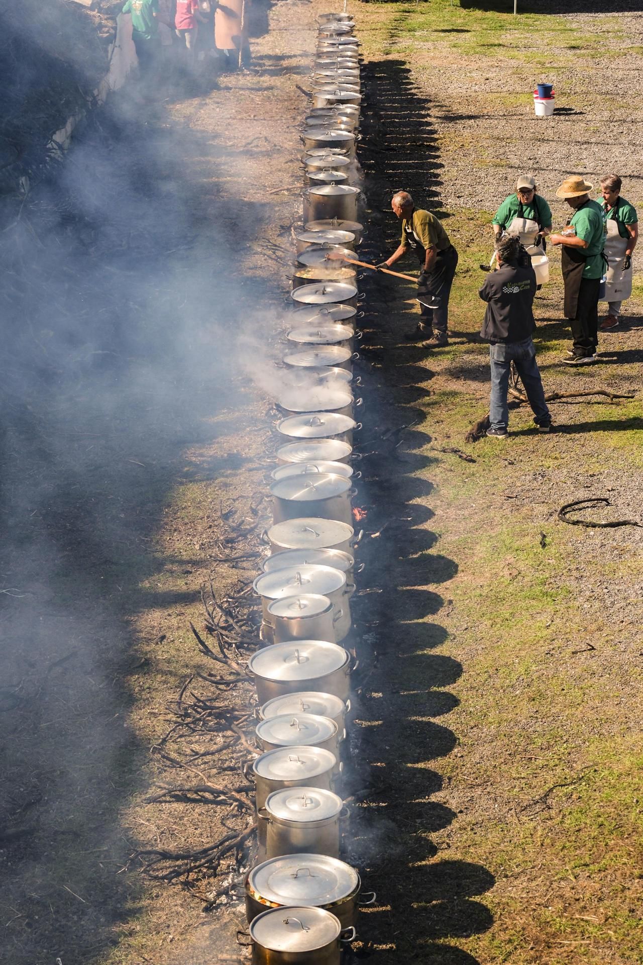 Se han utilizado 59 calderos para elaborar el puchera para 5.000 personas.