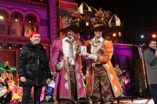 Premio a 'Los Melindrosos' en la Final de Murgas 2015. FOTO: Cirenia Vico.