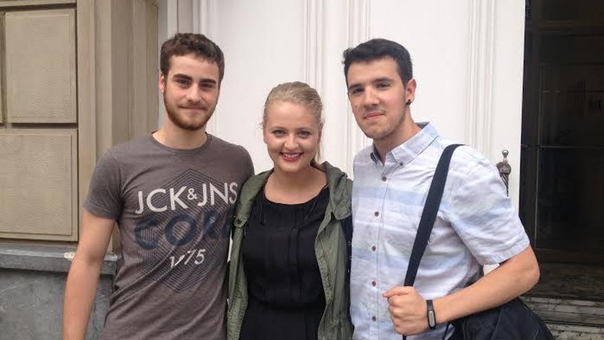 Tres de los ganadores tras ser recibidos en Vitoria-Gasteiz por el Ararteko en funciones.