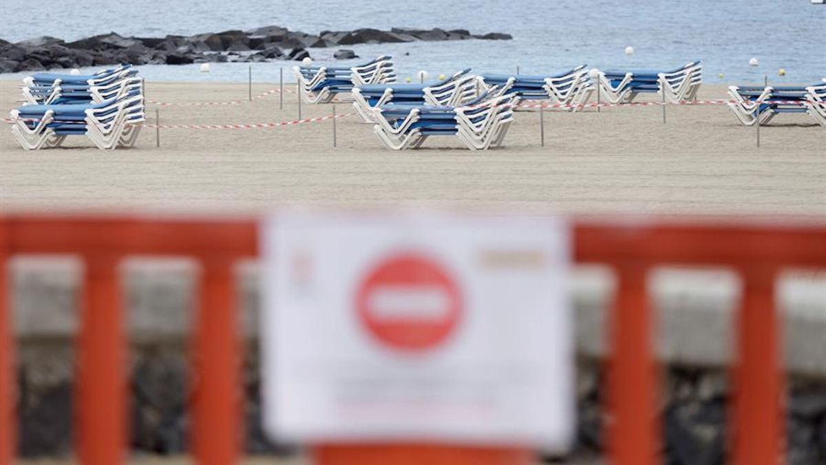 Playa de Las Vistas, en la localidad turística de Los Cristianos (Arona), cerrada durante el estado de alarma