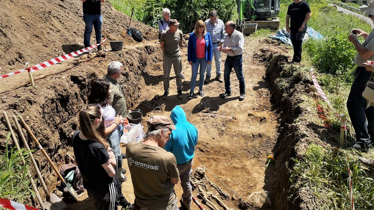 La vicepresidenta segunda y consejera de Memoria y convivencia, acción exterior y euskera del Gobierno de Navarra, Ana Ollo, en la fosa donde se han encontrado los restos en Salinas de Oro.