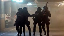 Enfrentamientos entre policías y manifestantes en exterior y parking de T-1