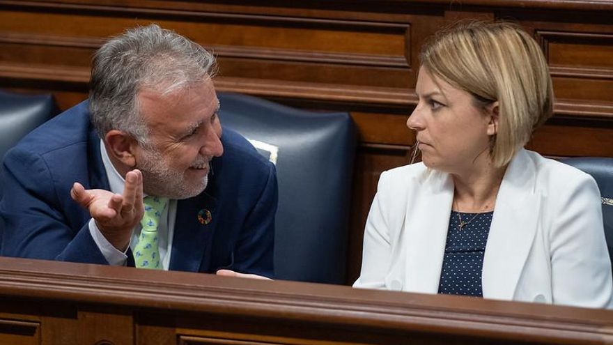 El presidente del Gobierno de Canarias y la consejera de Derechos Sociales durante el pleno. (flickr Parcan)
