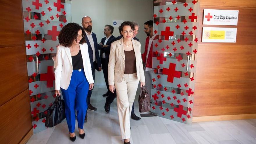 La ministra en funciones de Trabajo, Migraciones, y Seguridad Social, Magdalena Valerio (d), acompañada de la presidenta autono´mica de Cruz Roja, Mari´a del Mar Pageo, visita la nueva sede del Centro de Acogida de Emergencia y Derivación para migrantes de Málaga.