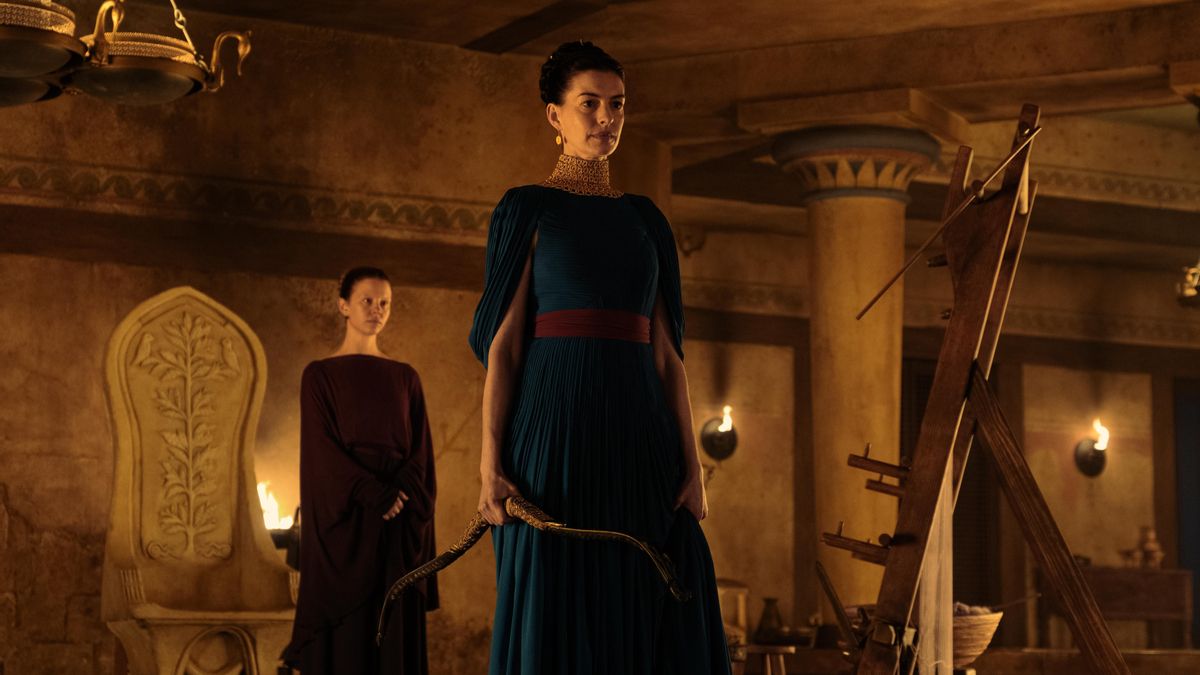 El destino de Melantho (Mia Goth) y la prueba de Penélope (Anne Hathaway) para reconocer a Odiseo es uno de los cambios de 'La Odisea'