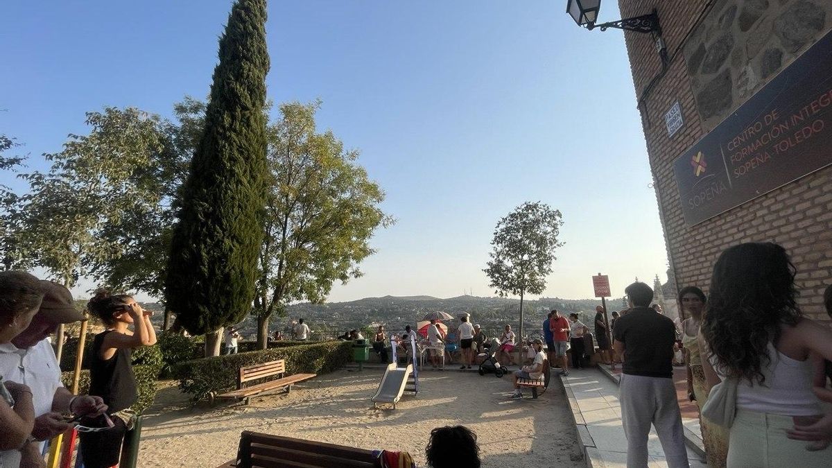 Grupos de personas esperando para ver el eclipse total de Sol en el Paseo-Mirador Virgen de Gracia de Toledo