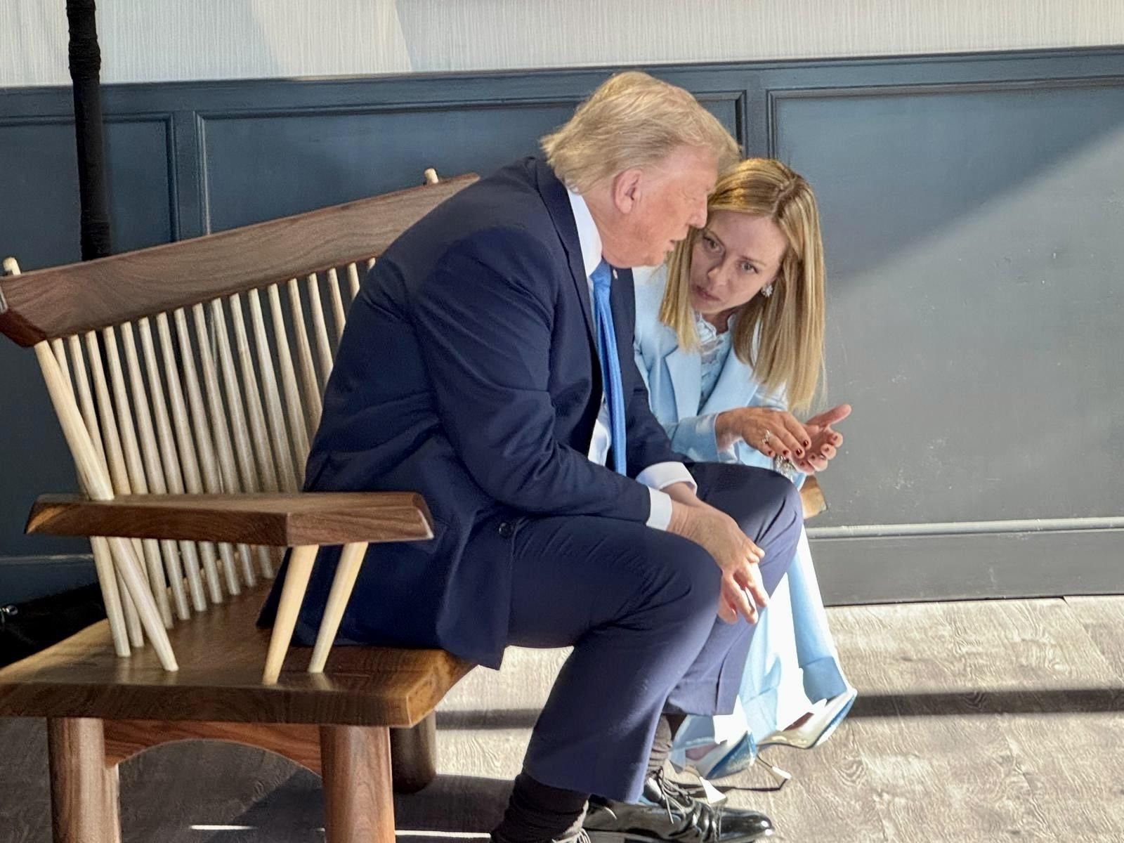 La primera ministra italiana, Giorgia Meloni, escucha a Trump durante la cumbre del G7 en Canadá el 16 de junio.