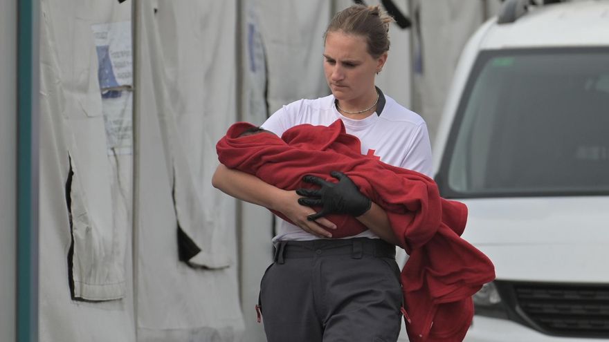 Un cayuco con 75 personas, entre ellas un bebé de meses, llega a El Hierro