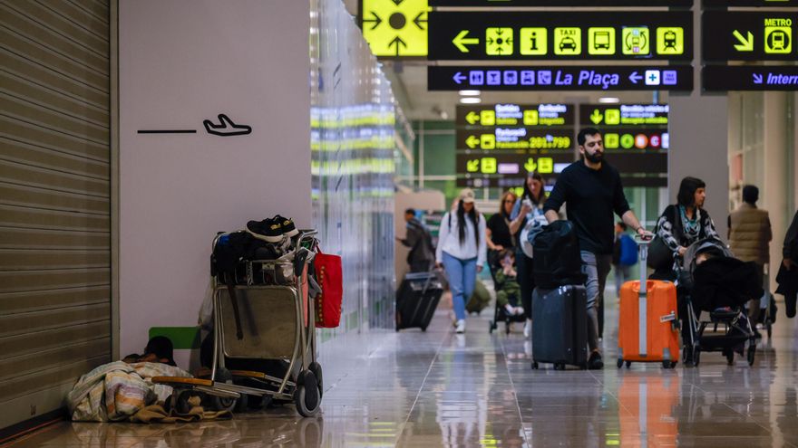 Una noche con las personas que duermen en el Aeropuerto de El Prat: "Es una mierda pero es mejor que la calle"