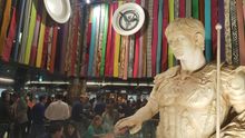 La estatua de César Augusto da la bienvenida.