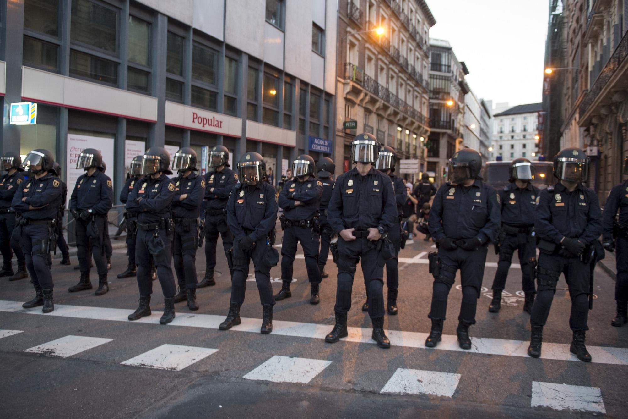 Varios grupos de la Policía cierran filas en la calle de Cedaceros, próxima al Congreso de los Diputados