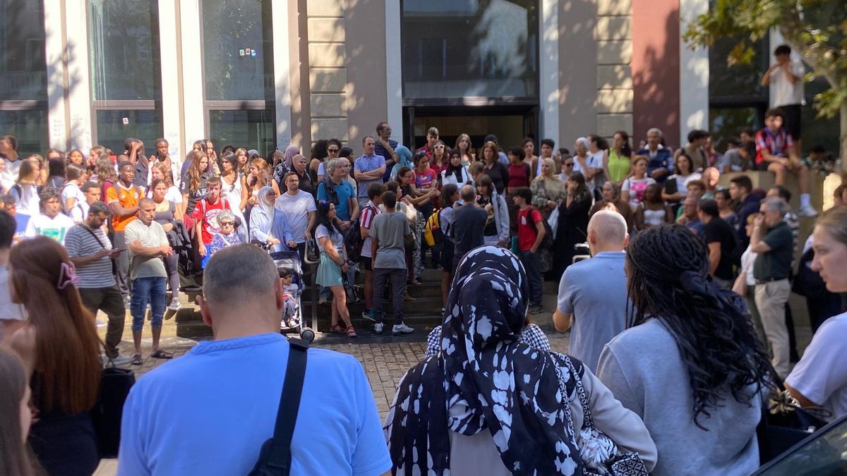 La encrucijada de Eman, expulsada por acudir a clase con velo: "Si me enfrento al instituto, arriesgo mi futuro"