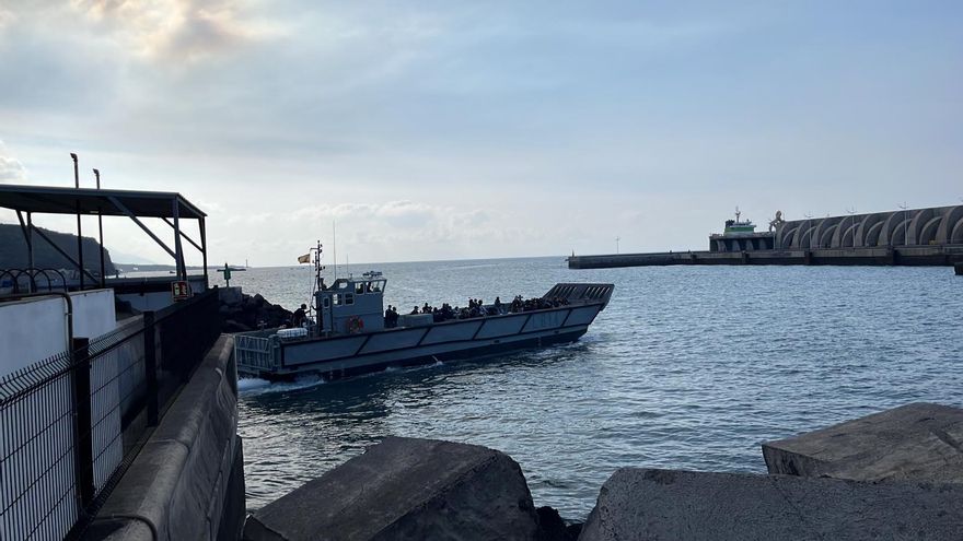 Lancha del buque anfibio Castilla en el Puerto de Tazacorte.