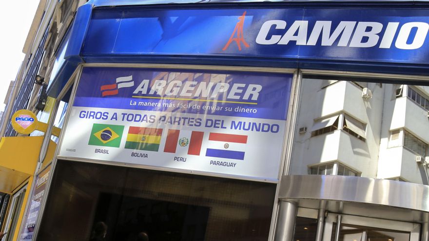 Dólar ahorro: qué pasa con quienes cobran el refuerzo de ingresos o les devuelven el IVA