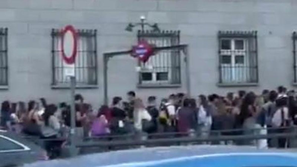 Aglomeraciones junto a la estación de Metro de Moncloa para tomar uno de los buses sustitutivos.